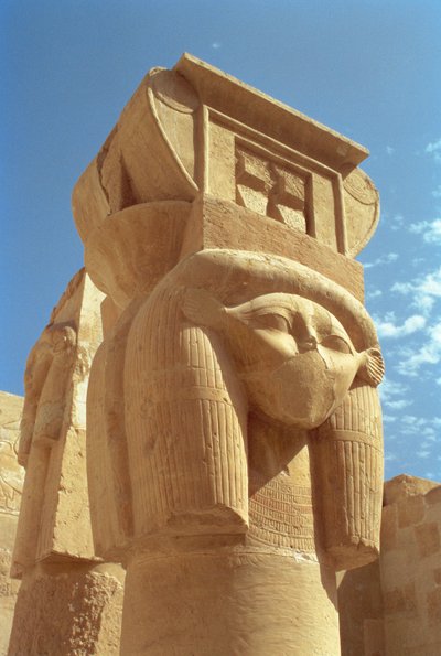 Hathor-hoofdige zuil, uit de Kapel van Hathor, Tempel van Hatsjepsoet, Nieuwe Koninkrijk, c.1552-1296 v.Chr. door Egyptian 18th Dynasty