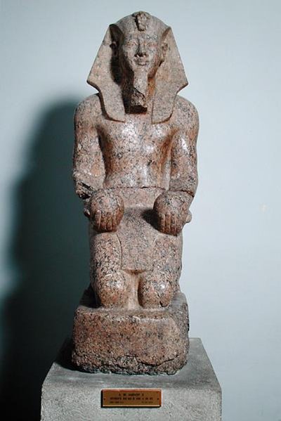 Knielend standbeeld van Amenhotep II (1427-1392 v.Chr.) met wijnoffers, uit Thebe, Nieuwe Koninkrijk, ca. 1450-1425 v.Chr. door Egyptian 18th Dynasty