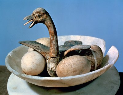 Deksel van een albasten pot versierd met een vogel in een nest met eieren, uit het graf van Toetanchamon door Egyptian 18th Dynasty