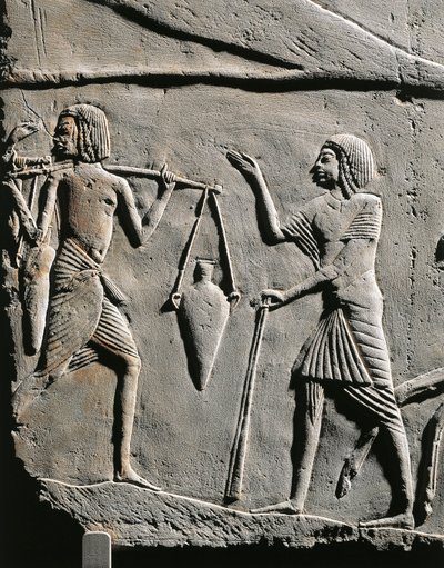 Leven in een militair kamp: waterdrager ontvangt orders van een officier, reliëf uit het graf van Horemheb in Saqqara. (detail) door Egyptian 18th Dynasty