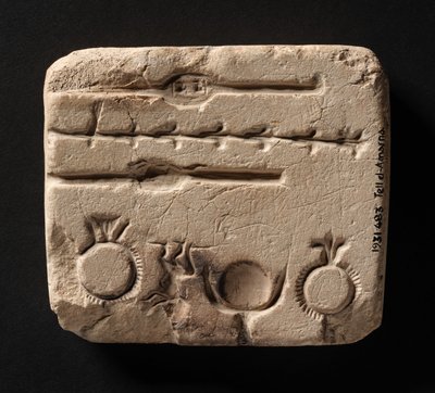 Kalkstenen mal voor het gieten van metalen sieraden, Nieuw Koninkrijk door Egyptian 18th Dynasty