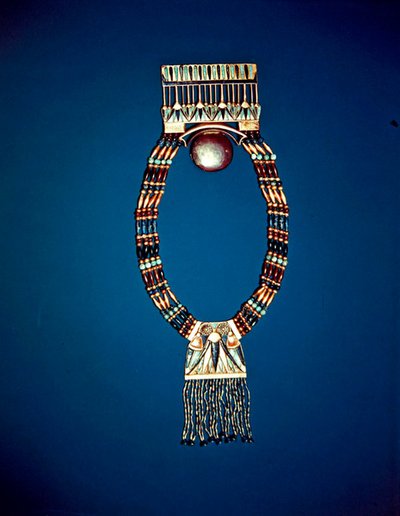 Halsketting met maanvormige borstplaat, uit het graf van Toetanchamon, Nieuwe Koninkrijk door Egyptian 18th Dynasty