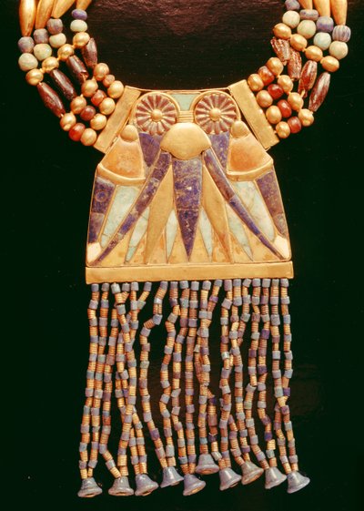 Halsketting met maanvormige borstplaat, uit het Graf van Toetanchamon, Nieuwe Koninkrijk (detail) door Egyptian 18th Dynasty
