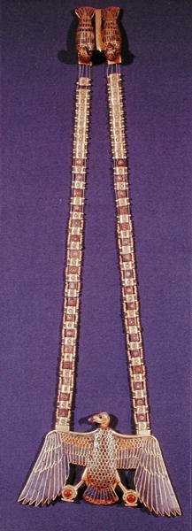Halsketting met gierhanger, uit het graf van Toetanchamon (c.1370-1352 v.Chr.) Nieuwe Koninkrijk (goud ingelegd met lapis lazuli en carneool) door Egyptian 18th Dynasty