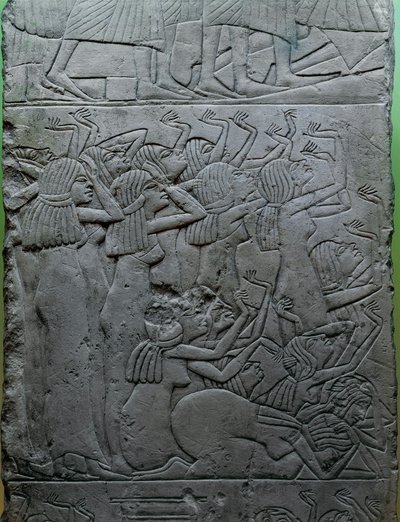 Beschilderd kalkstenen reliëf dat rouwklacht over farao uitbeeldt, uit het graf van koning Horemheb door Egyptian 18th Dynasty