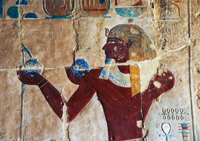 Geschilderd reliëf van Thoetmosis die wijn aanbiedt aan Sokaris, Dodentempel van Hatsjepsoet, Deir el-Bahari, Luxor, Thebe (Unesco Werelderfgoedlijst) door Egyptian 18th Dynasty
