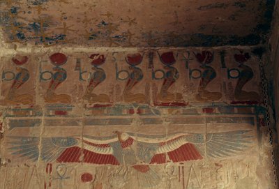 Beschilderde muur met zonneschijf, uraeus en gier van Opper-Egypte, Dodentempel van Hatsjepsoet, Deir el-Bahari, Thebaanse Necropolis (UNESCO Werelderfgoedlijst) door Egyptian 18th Dynasty