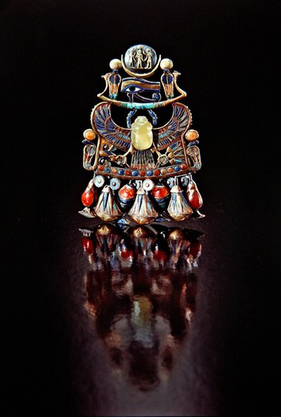 Borstplaat met een vogel-scarabee, uit het graf van Toetanchamon, Nieuwe Koninkrijk door Egyptian 18th Dynasty