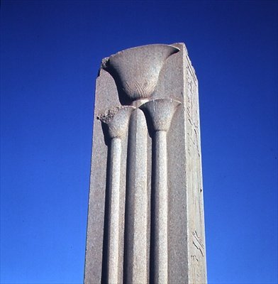 Zuil versierd met gestileerde lotusplanten, uit het Grote Tempelcomplex van Amon, Nieuwe Koninkrijk door Egyptian 18th Dynasty
