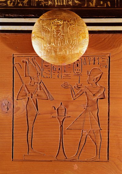 Draagbare kist, detail van Toetanchamon (c.1370-1352 v.Chr.) die een offer brengt aan Osiris, uit het graf van Toetanchamon, Nieuwe Koninkrijk (ebbenhout, ivoor, hout & brons) door Egyptian 18th Dynasty