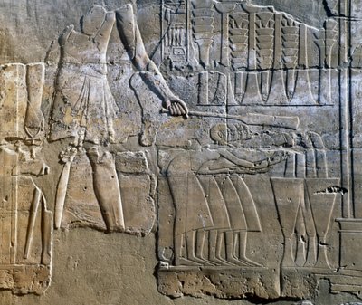 Priester die het werk van vrouwen superviseert, muur reliëf, colonnade van de Tempel van Amon (Unesco Werelderfgoedlijst) door Egyptian 18th Dynasty
