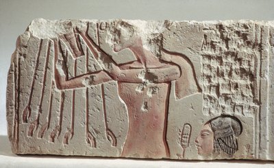 Reliëf dat Akenhaten en zijn dochter toont die offers brengen aan de Aten, Nieuwe Koninkrijk, ca. 1352-1336 v.Chr. door Egyptian 18th Dynasty