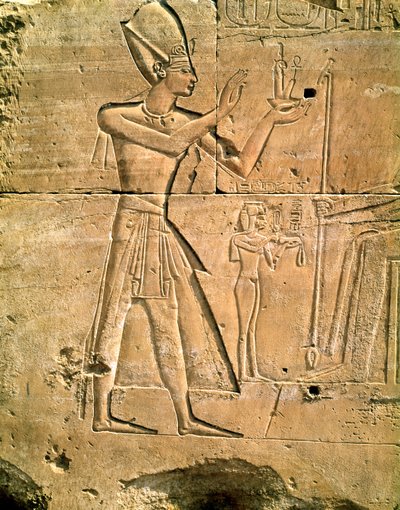 Reliëf met Tuthmosis III die een offer brengt aan een zittende god door Egyptian 18th Dynasty