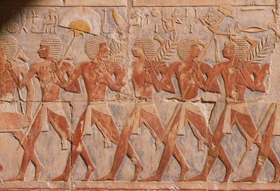 Reliëf dat een parade ter ere van de godin Hathor afbeeldt door Egyptian 18th Dynasty