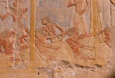 Reliëf dat mannen op een boot roeiend afbeeldt (detail) door Egyptian 18th Dynasty
