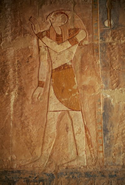 Reliëf met Horus, Dodentempel van Hatsjepsoet, Deir el-Bahari, Thebaanse Necropolis (UNESCO Werelderfgoedlijst) door Egyptian 18th Dynasty