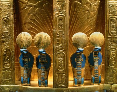 Keerzijde van de troon van farao Toetanchamon met vier gouden uraeuscobrafiguren (goud met lapis lazuli) door Egyptian 18th Dynasty