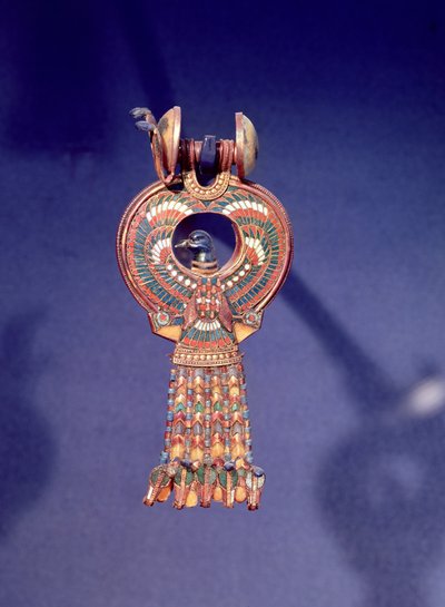Rechter oorbel van een paar oorbellen met een blauw vogeltje, uit het graf van Toetanchamon, Vallei der Koningen, Thebe, c.1347-37 v.Chr. door Egyptian 18th Dynasty