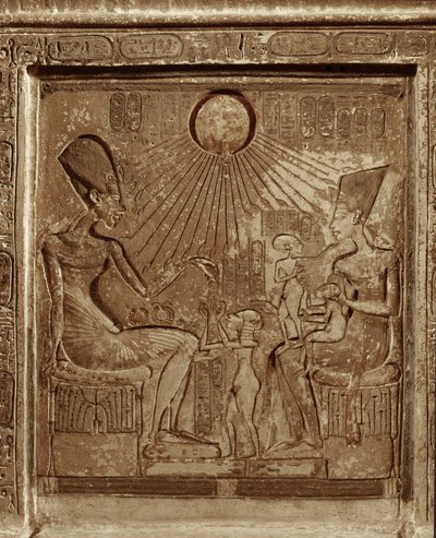 Het leven van een koninklijke familie: Farao Amenophis IVAkhnaton, koningin Nefertiti en 3 dochters spuiten naar de zon (reliëf) door Egyptian 18th Dynasty