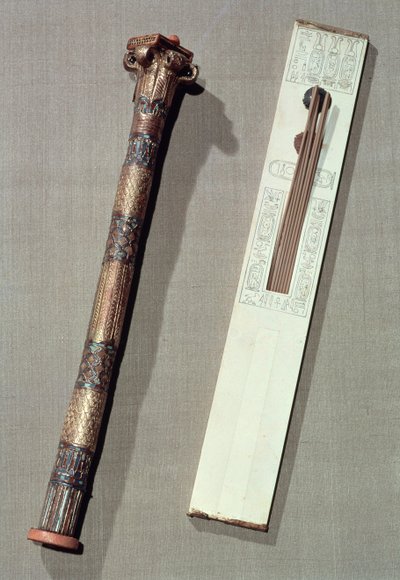 Schrijverspalet en een doos voor schrijfrieten, uit het graf van Toetanchamon door Egyptian 18th Dynasty
