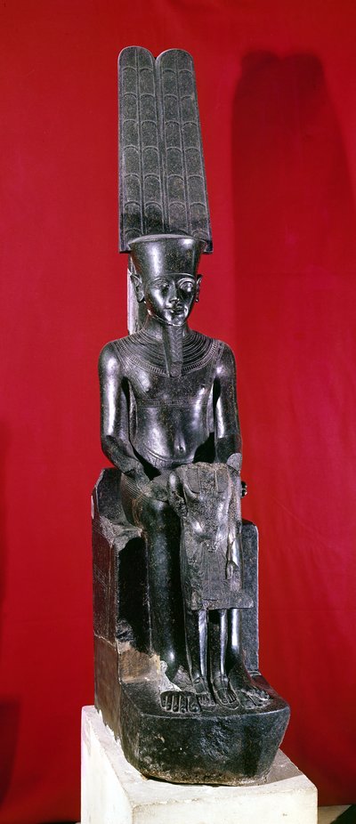 Zittend beeld van de god Amon die Toetanchamon beschermt, Nieuwe Rijk, c.1336-1327 v.Chr. door Egyptian 18th Dynasty