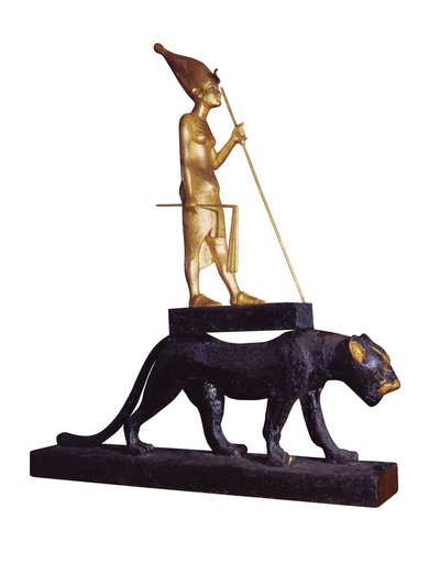 Beeldje van de koning op een luipaard. uit het graf van Toetanchamon (c.1370-1352 v.Chr.) Nieuwe Koninkrijk (hout & verguld brons) door Egyptian 18th Dynasty