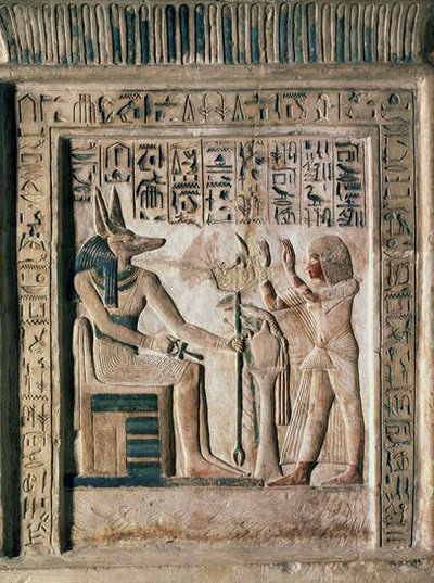 Stele van de Koninklijke Schrijver Ipi, de overledene voorstellend voor Anubis, midden 14e eeuw v.Chr. door Egyptian 18th Dynasty
