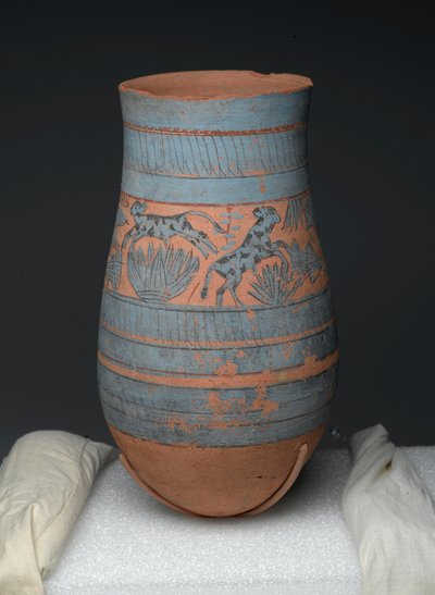 Tranenvaas met geschilderde ontwerpen van maagden, koeien en moerasplanten, Nieuwe Koninkrijk, ca. 1390-1353 v.Chr. door Egyptian 18th Dynasty