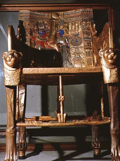 Troon van Toetanchamon, de koning zittend en de koningin die hem een vaas aanbiedt, uit het graf van Toetanchamon in de Vallei der Koningen in Thebe, ca. 1361-52 v.Chr. door Egyptian 18th Dynasty