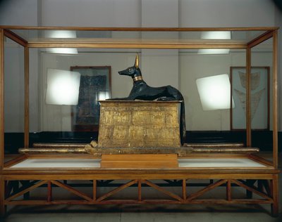 Schat van Toetanchamon, houten standbeeld van de jakhalsgod Anubis op een vergulde kist uit het Nieuwe Koninkrijk door Egyptian 18th Dynasty