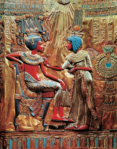 Toetanchamon en zijn vrouw Ankhesenamon beschermd door zonneschijf op troon, uit de Schat van Toetanchamon door Egyptian 18th Dynasty