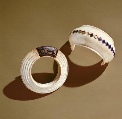 Twee armbanden, uit het graf van Toetanchamon, Nieuwe Koninkrijk door Egyptian 18th Dynasty