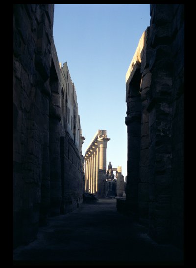 Uitzicht vanaf het hof van Ramses II naar de zuilengalerij van Amenophis III door Egyptian 18th Dynasty