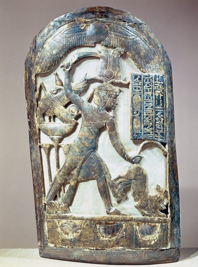 Votief schild dat de koning toont die een leeuw doodt, uit het graf van Toetanchamon door Egyptian 18th Dynasty