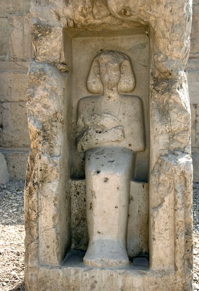 Oude Egyptische kunst: Laag reliëf van god Osiris in de binnenplaats van de tempel van Sethi I door Egyptian 19th Dynasty
