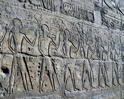 Personages die mijnbouwdistricten symboliseren brengen hun eerbetoon aan god, reliëf, Ramesses II Binnenplaats, Tempel van Amon (Unesco Werelderfgoedlijst) door Egyptian 19th Dynasty