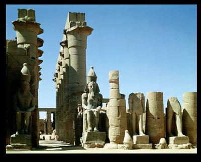 Kolossen van Ramses II (c.1279-1213 v.Chr.) en de Pylon van Amenophis III (1403-1365 v.Chr.), in de Peristyle Hof door Egyptian 19th Dynasty