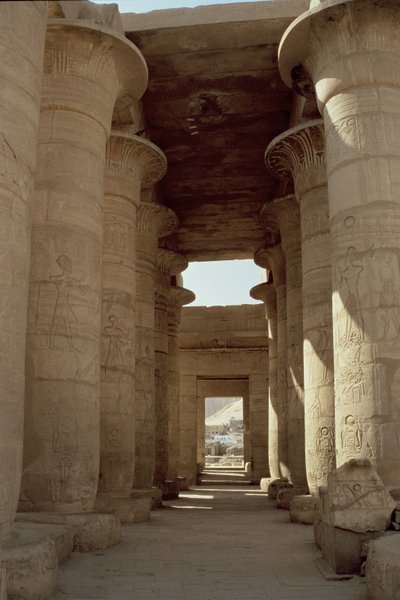 Zuilen met papyrus schachten en lotus kapitelen in de Grote Hypostyle Hal, Nieuwe Koninkrijk door Egyptian 19th Dynasty