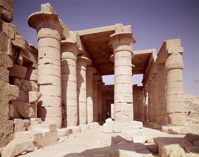 Zuilen met papyrus schachten en lotus kapitelen in de Grote Hypostyle Hal, Nieuwe Koninkrijk door Egyptian 19th Dynasty