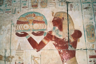 Egypte, Abydos, Tempel van farao Seti I, Osiris kapel, geschilderd reliëf dat een offerdrager afbeeldt door Egyptian 19th Dynasty