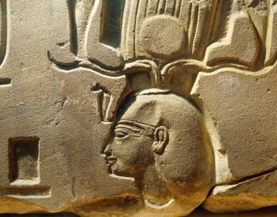 Egypte, Luxor, Oud-Thebe, Assasif-vallei, fragment van reliëf dat Ramses II en cartouches toont door Egyptian 19th Dynasty