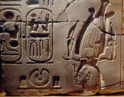 Egypte, Luxor, Oud Thebe, Assasif Vallei, fragment van reliëf met Ramses II en cartouches door Egyptian 19th Dynasty