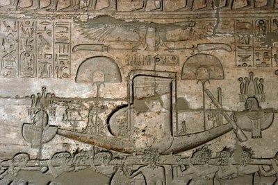 Egyptische oudheden: reliëfs die de processie van de heilige boot voorstellen, Herdenkingstempel gewijd aan farao Ramses II (1279-1213 v.Chr.), Ramasseum site in Luxor, Egypte door Egyptian 19th Dynasty