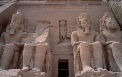 Egyptische oudheid: Kolossus van de Tempel van Ramses II. 1271-1256 v.Chr. Abu Simbel, Aswan, Egypte door Egyptian 19th Dynasty