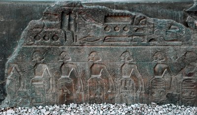 Egyptische oudheid: detail van een reliëf dat de emblemen van de door farao Ramses II (1292-1186 v.Chr.) veroverde gebieden afbeeldt. Tempel van Luxor. Oostelijke Oever (Thebe), Egypte door Egyptian 19th Dynasty