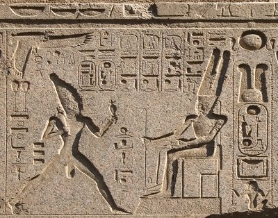 Egyptische oudheid: detail van de architraaf die de voorstelling van Farao Ramses II eert de god Amon en hiërogliefen, tempel van Farao Ramses II (1292-1186 v.Chr.) in Luxor. Oostelijke Oever (Thebe), Egypte door Egyptian 19th Dynasty