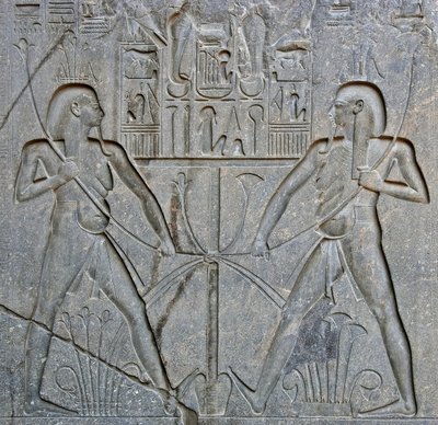 Egyptische oudheid: detail van de basis van het standbeeld van farao Ramses II (1292-1186 v.Chr.) dat de vereniging van Opper- en Neder-Egypte voorstelt. Tempel van Luxor. Oostelijke oever (Thebe), Egypte door Egyptian 19th Dynasty