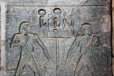 Egyptische oudheid: detail van de basis van het standbeeld van Farao Ramses II (1292-1186 v.Chr.) dat de vereniging van Opper- en Neder-Egypte voorstelt. Tempel van Luxor. Oostelijke Oever (Thebe), Egypte door Egyptian 19th Dynasty