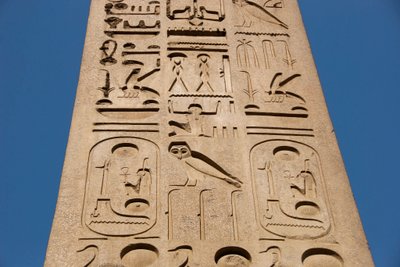 Egyptische oudheid: detail van de obelisk met cartouches en hiërogliefen, tempel van farao Ramses II (1292-1186 v.Chr.) in Luxor. Oostelijke oever (Thebe), Egypte door Egyptian 19th Dynasty