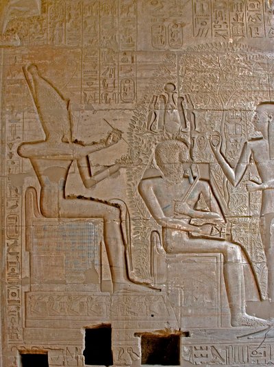 Egyptische oudheden: detail van de reliëfs die Ramses II kronen en gezegend door de godheid van Seshat Schrift, herdenkingstempel gewijd aan farao Ramses II door Egyptian 19th Dynasty
